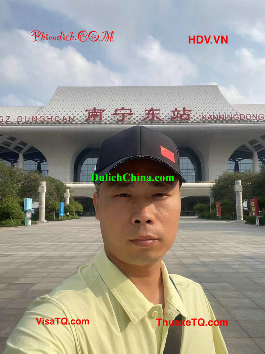 Phiên dịch viên tiếng Trung đón khách Việt tại ga tàu cao tốc Nam Ninh.