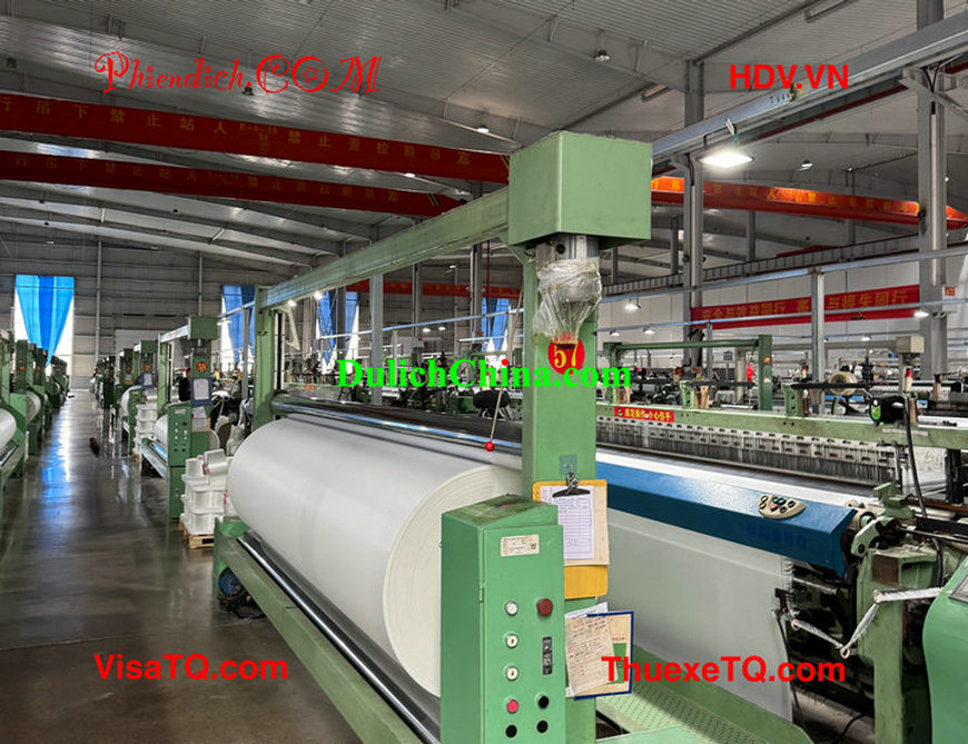 Doanh nghiệp Việt thuê phiên dịch đi thăm quan nhà máy Vũ Hán Trung Quốc.