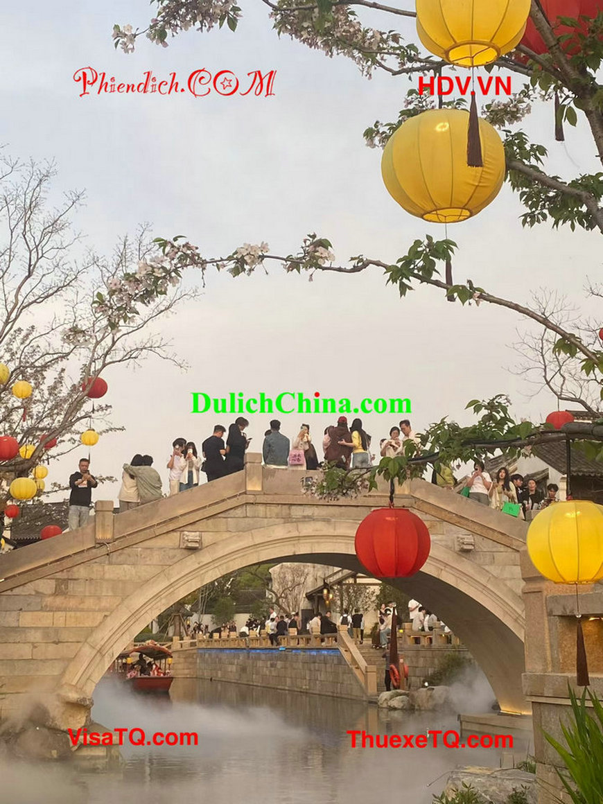 Vi vu Hàng Châu cùng thông dịch viên tiếng Trung kiêm hướng dẫn viên tiếng Việt.