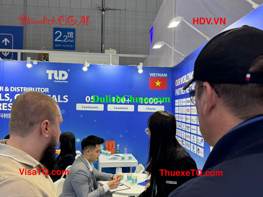 Thuê phiên dịch viên tiếng Việt-Trung tham gia hội chợ triển lãm Thượng Hải.
